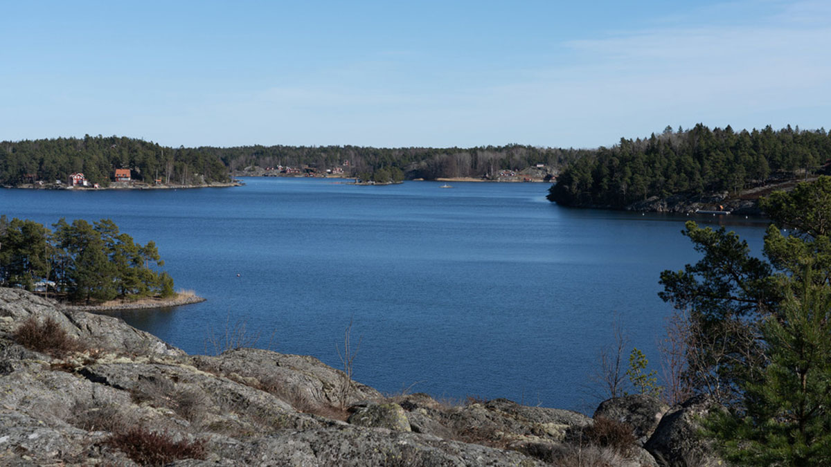 Sjötomt med privat läge 45 minuter från Stockholm