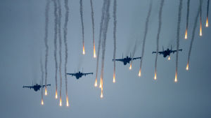 Treno di aerei da combattimento durante l'esercitazione militare di Zapad.