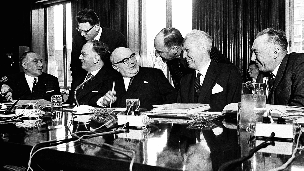 Foto in bianco e nero di una discussione tra i leader dei paesi dell'Unione europea.