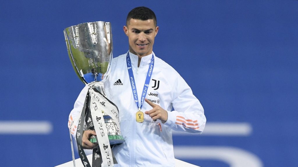 Cristiano Ronaldo, il capocannoniere di tutti i tempi e la Juventus festeggiano la vittoria della Supercoppa Italiana |  Gli sport
