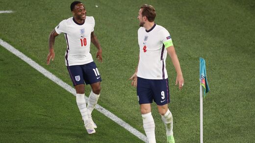 Raheem Sterling e Harry Kane festeggiano dopo l'unico gol di quest'ultimo contro l'Ucraina.