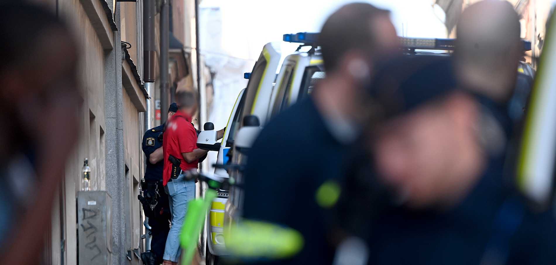 La polizia dispiegata nell'ostello nel centro di Stoccolma.