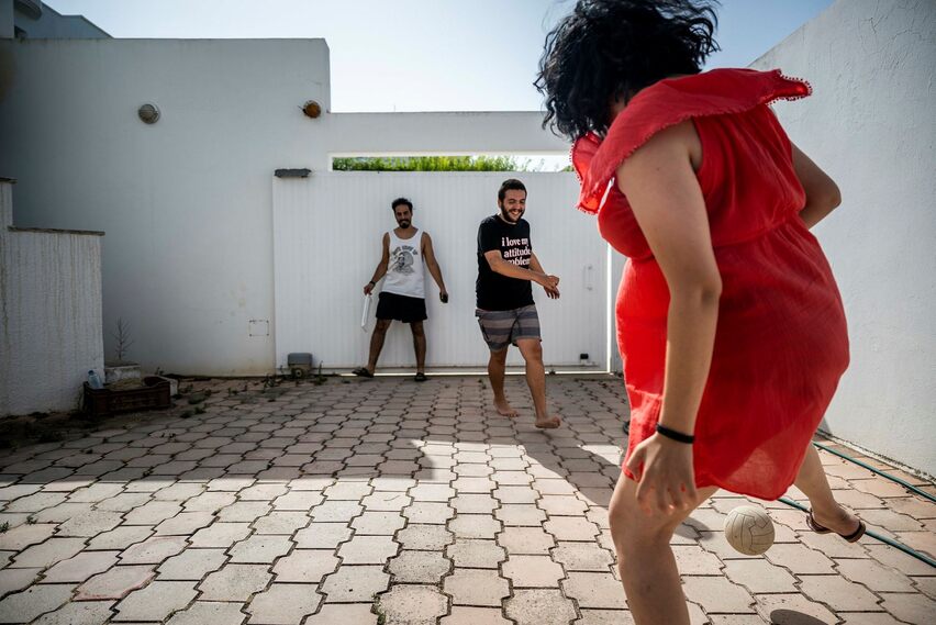 Gli amici di Azza Mazghani giocano a calcio nel corridoio del garage, mentre lei è dentro a fare le prove per il suo concerto.