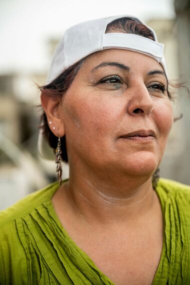 L'insegnante d'arte Fatima Jagham è politicamente attiva e femminista da quando aveva quindici anni.  Dice di aver preso i suoi valori di apertura e diversità da suo padre.  Ha lavorato come vasaio quando era vivo e proveniva dalla città di Sousse, sulla costa orientale della Tunisia.