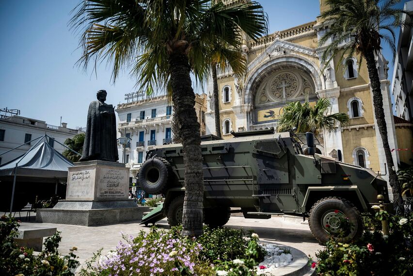 Dal 25 luglio di quest'anno, l'esercito è di stanza nel centro di Tunisi, vicino alla statua dell'illustre storico arabo Ibn Khaldoun sul viale Habib Bourguiba.