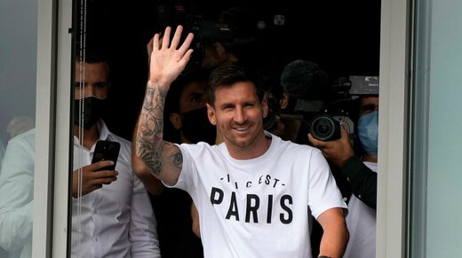Lionel Messi è crollato quando ha detto addio al Barcellona, ​​ma solo pochi giorni dopo è stato presentato a una grande folla a Parigi, dove ha firmato un contratto con il PSG.