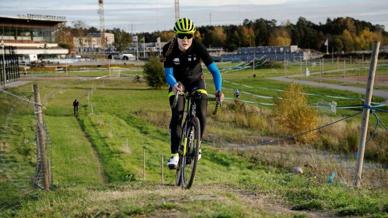 Zoe Bäckstedt percorre la pista ciclabile di Padre Magnus Bäckstedt