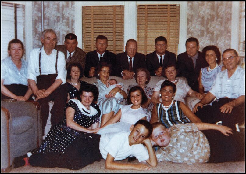 La famiglia italo-irlandese di Bruce Springsteen, compresi nonna e nonno.  Bruce è sdraiato a sinistra accanto a suo cugino.  metà degli anni Cinquanta.