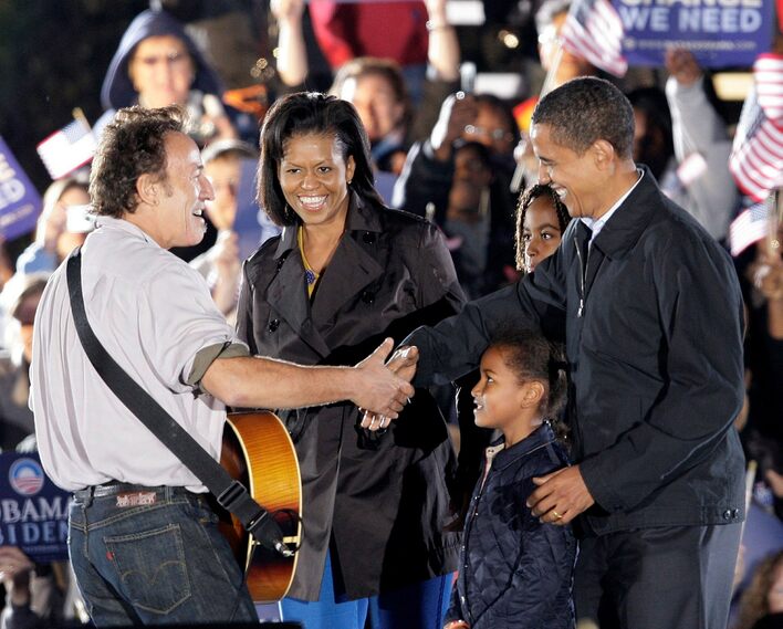 L'inizio di un'amicizia inaspettata: gli Obama con Bruce Springsteen durante un comizio elettorale a Cleveland, Ohio, novembre 2008.