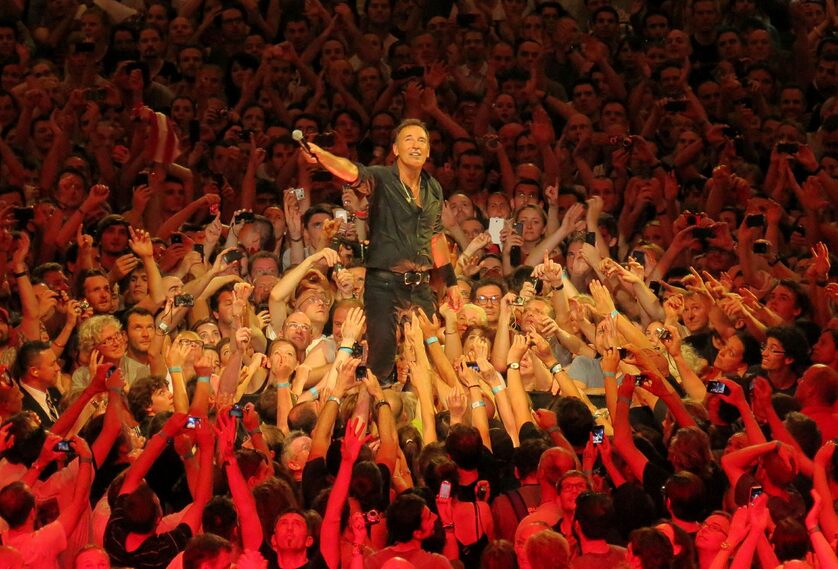 Bruce Springsteen si esibisce con la E Street Band a Parigi, luglio 2012. Nel libro e nel podcast, ha affermato di avere un grande sostegno dal pubblico in Europa.
