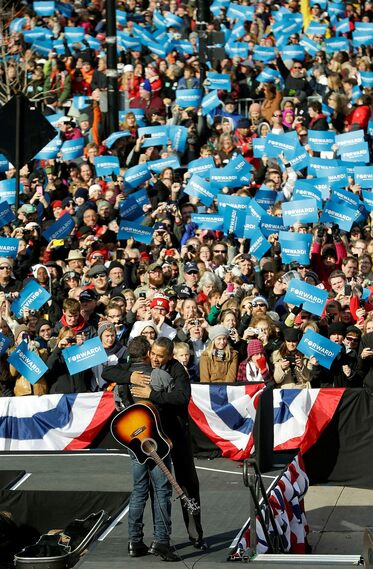 Barack Obama e Bruce Springsteen sul palco durante un incontro elettorale a Madison, Wisconsin, novembre 2012.
