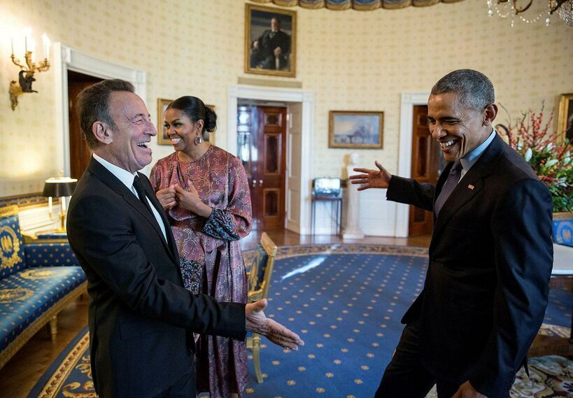 Bruce Springsteen con Michelle e Barack Obama nel 2016, quando il musicista rock è stato insignito della President's Medal of Freedom.