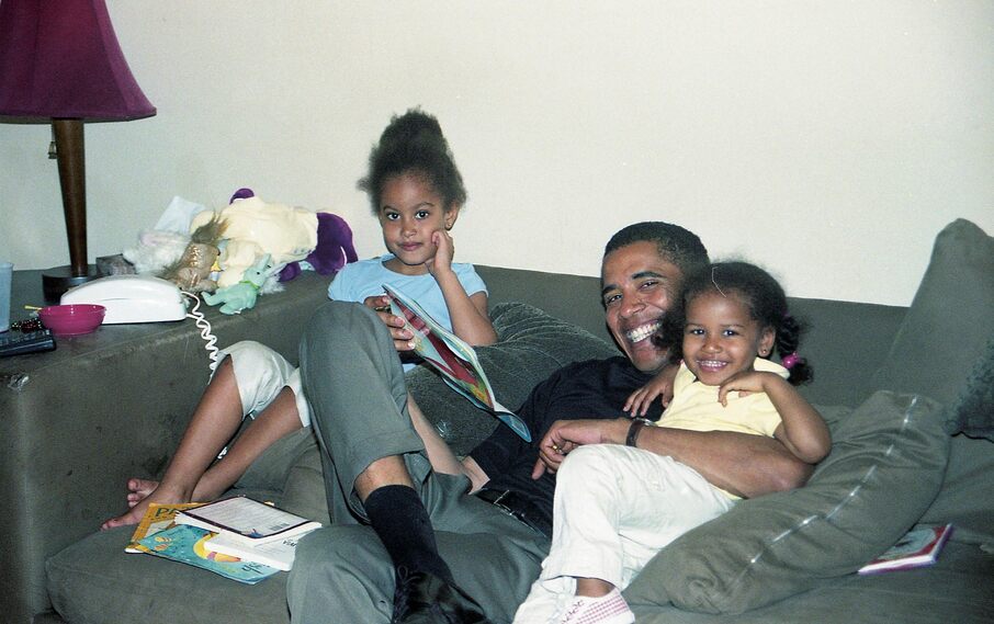 Barack Obama con le sue figlie.  Dice nel libro: 