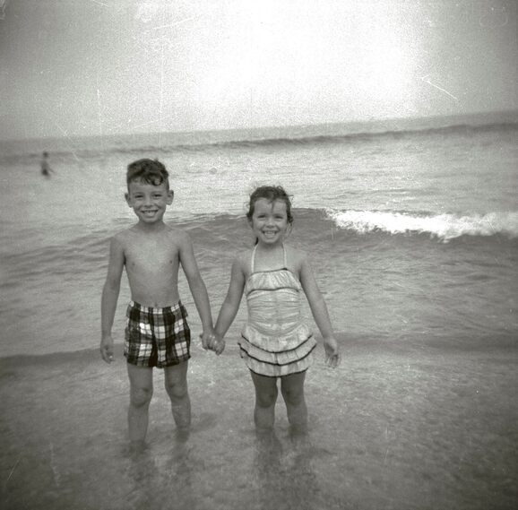 Bruce Springsteen con la sua sorellina al mare intorno al 1953.
