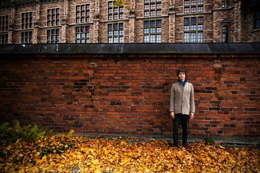 Quando Merlin Sheldrake visitò Stoccolma, le foglie autunnali caddero in rovina.  Erano i mucchi di foglie autunnali a suscitare la sua curiosità per i funghi.