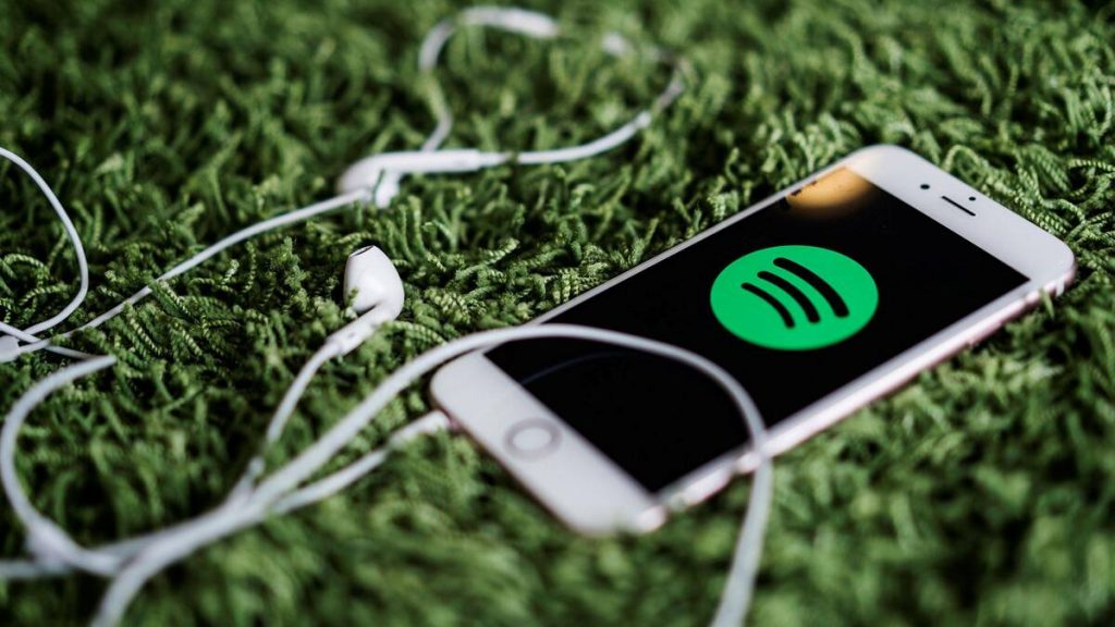 Spotify assume centinaia di persone per fare pubblicità: i podcast pagano