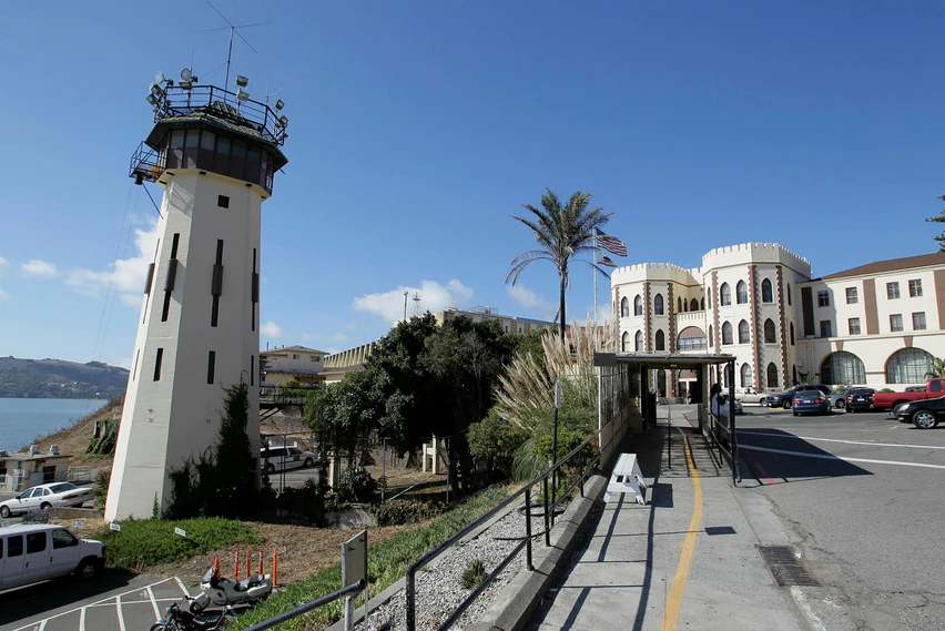 Torre di guardia a San Quentin, foto del 2010. Le celle misurano 1,2 per 2,7 metri.  Non hanno porte, solo sbarre.