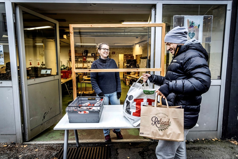 A Mätsentralen, a Uppsala, ogni settimana vengono distribuiti circa 320 sacchi di cibo alle persone finanziariamente vulnerabili.