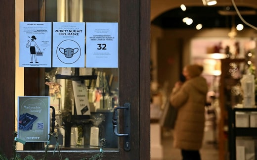 Informazioni sui paradenti alla porta di un negozio a Mühldorf am Inn, nel sud della Germania.  Mercoledì, il paese ha riportato 336 decessi per coronavirus e quasi 4.000 ricoverati all'IVA.