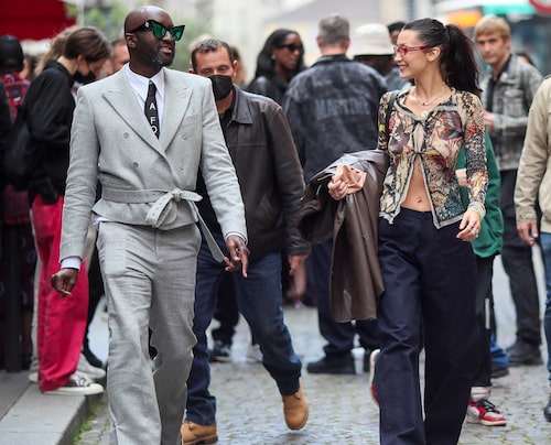 Virgil Abloh e la modella Bella Hadid a Parigi nel giugno di quest'anno. 