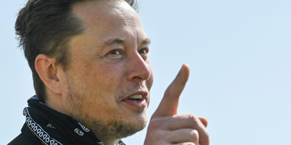 Elon Musk chiede a Twitter di vendere azioni Tesla