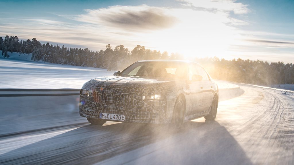 BMW:s nya lyxsedan på iskallt uppdrag i Lappland