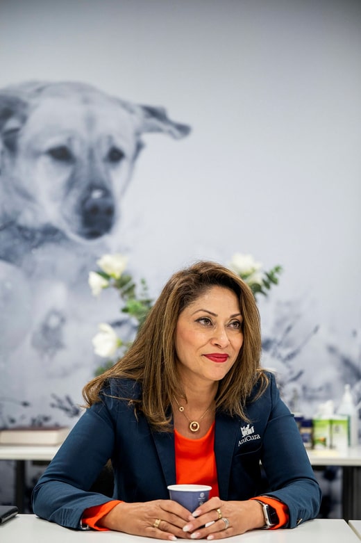 Azita Shariati, Presidente e CEO di Anicura, è lieta di investire nella sponsorizzazione digitale.  Aiuta a rimandare gli ospedali e può dare ai veterinari una flessibilità che non avevano prima.  La fornitura di veterinari non ha tenuto il passo quando l'industria è cresciuta così velocemente.
