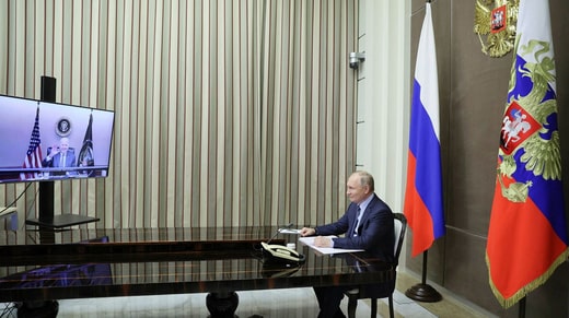 Il presidente russo Vladimir Putin con il presidente degli Stati Uniti Joe Biden tramite collegamento video.  Il presidente russo era nella sua casa di Sochi, sul Mar Nero.