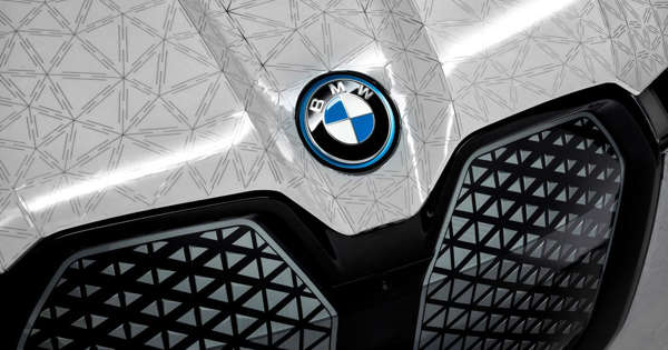 La BMW iX Flow può cambiare colore con la semplice pressione di un pulsante