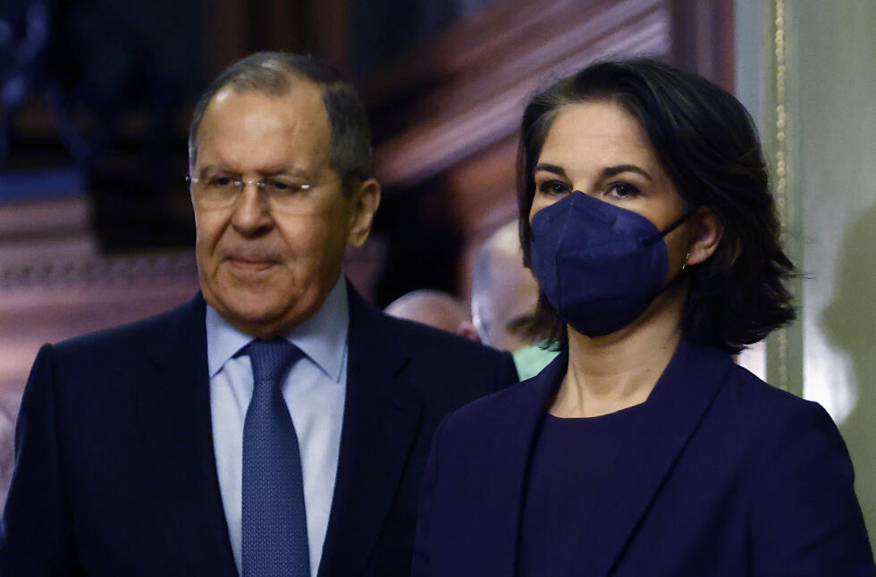 Il ministro degli Esteri russo Sergei Lavrov e il ministro degli Esteri tedesco Annalina Barbuk.