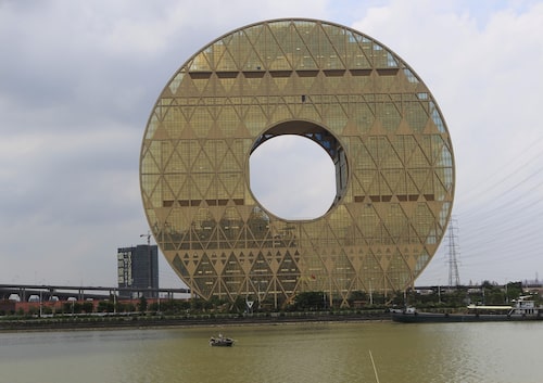 Guangzhou Circle è il più grande edificio circolare del mondo.