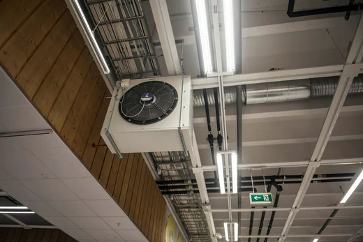 Il calore residuo della piantumazione viene pompato nell'accumulo tramite un ventilatore a soffitto.