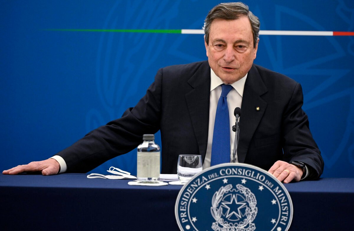 Il Presidente del Consiglio Draghi partecipa a una conferenza stampa
