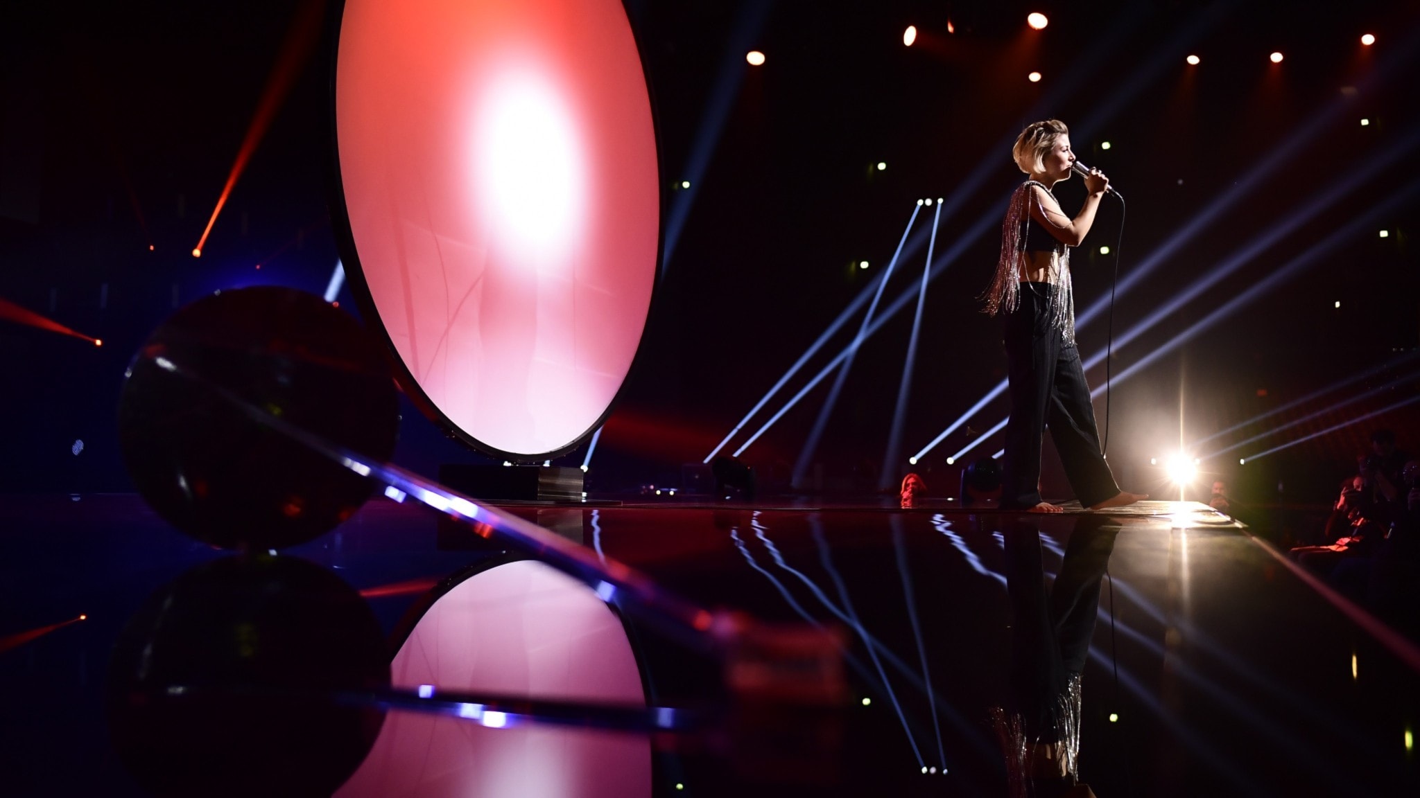 Artisten Cornelia Jakobs på scenen i Melodifestivalen.