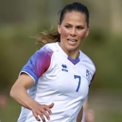 Sarah Björk Gunnarsdottir con la maglia della nazionale islandese.