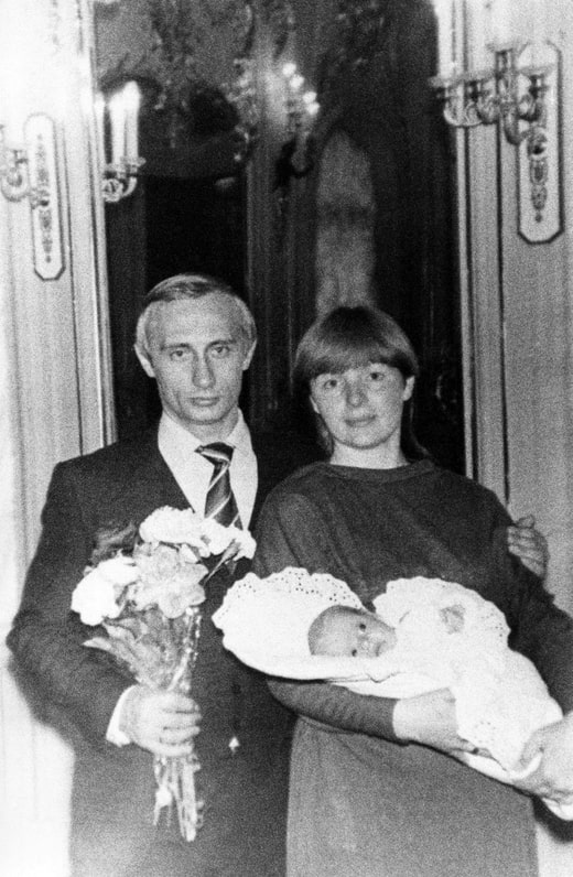 Immagini di Vladimir Putin e Legodmila Putina con la figlia 