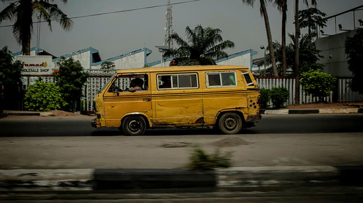 La popolazione nigeriana di oltre 200 milioni utilizza principalmente minibus per il trasporto, poiché possono essere alimentati a benzina, che, a differenza del diesel, è sovvenzionata dallo stato e costa solo poche corone al litro.