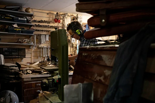 In garage sceglie le parti migliori e taglia il legno alle giuste dimensioni.