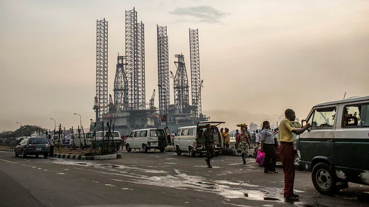 Una piattaforma di trivellazione petrolifera all'ingresso del gigantesco porto nigeriano di Lagos.