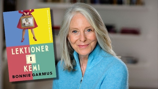 Den Kalifornienfödda författaren Bonnie Garmus som skrivit boken "Lektioner i kemi", har långt grått hår och är klädd i turkos stickad tröja. Infällt är omslaget till hennes bok Lektioner i kemi.