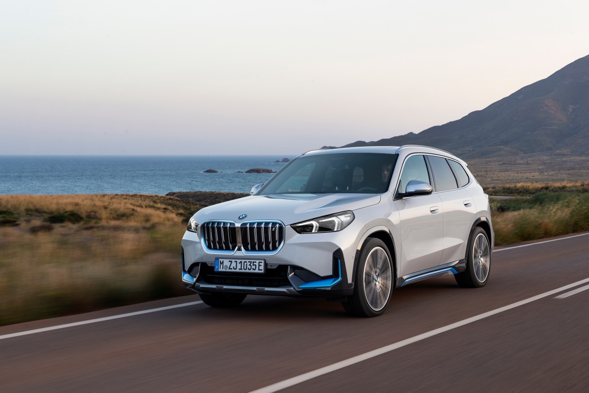  Questa è una BMW X1 completamente elettrica.  43,8 km per una spedizione, ma il costo parte da 610.000 SEK.

