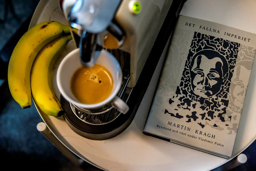 Il caffè nella stanza ha un sapore migliore del distributore automatico nel corridoio nell'interfaccia utente, afferma Martin Kragh.