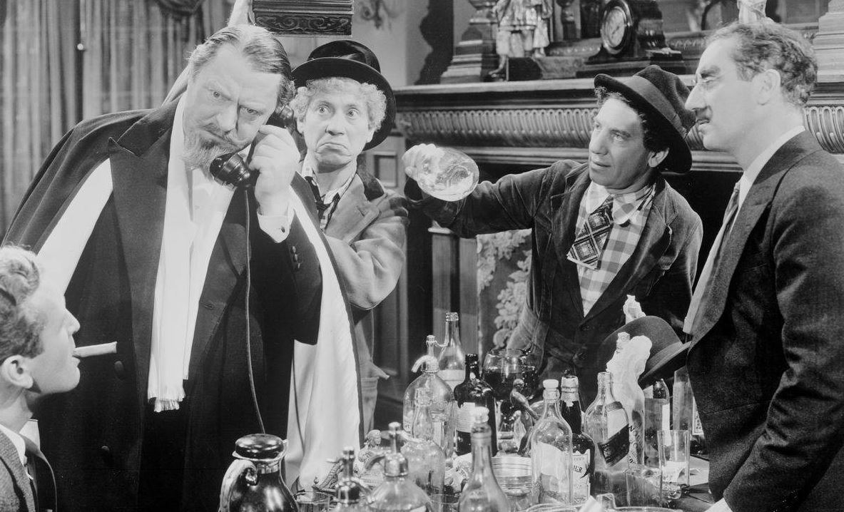Harpo, Chico e Groucho Marx in una serata all'opera.  Foto: MGM
