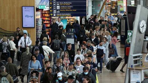 Mercoledì mattina, il Terminal 4 ha aperto i battenti per la prima volta in quasi due anni.  Secondo la Svezia, questo dovrebbe alleviare le lunghe code al Terminal 5.