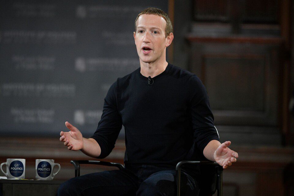 Mark Zuckerberg gestisce grandi piattaforme come Facebook e WhatsApp.