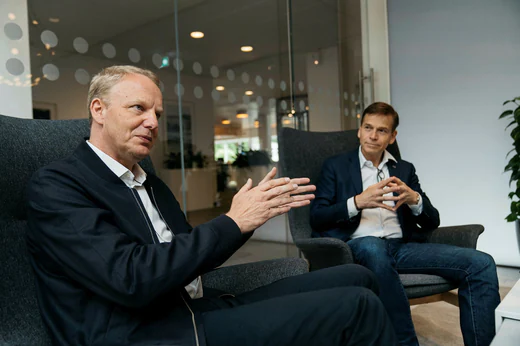 Il CEO di Electrolux Jonas Samuelson (a sinistra) e il CEO di Scania Christian Levine lavoreranno insieme per raggiungere i loro obiettivi climatici