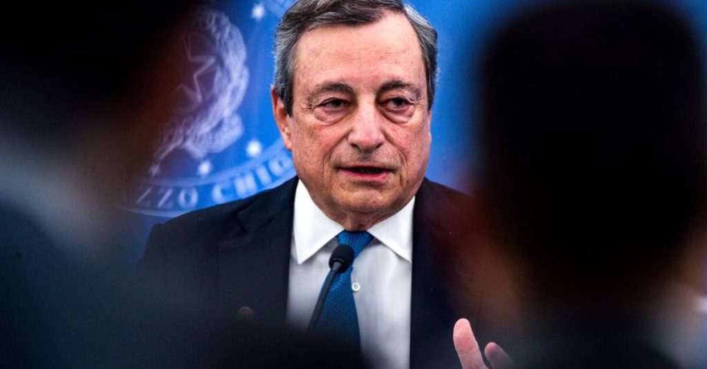 Il premier italiano Mario Draghi si dimette