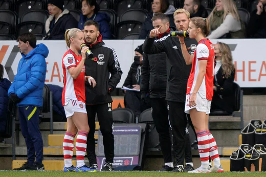 Nei giorni feriali, Beth Meade, a sinistra, gioca per l'Arsenal sotto la guida dell'allenatore svedese Jonas Edevaal.  Sulla destra la pecca dell'attaccante olandese Vivian Miedema.  Anche la svedese Stena Blackstein gioca per l'Arsenal.