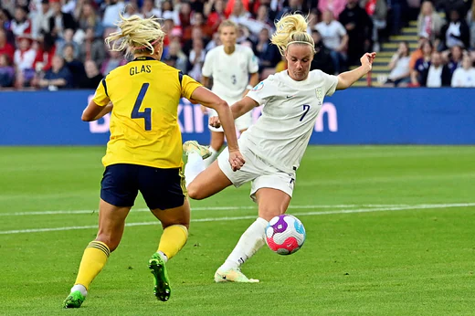 Beth Mead ha segnato il primo gol nella semifinale contro la Svezia e l'Inghilterra ha vinto 4-0.