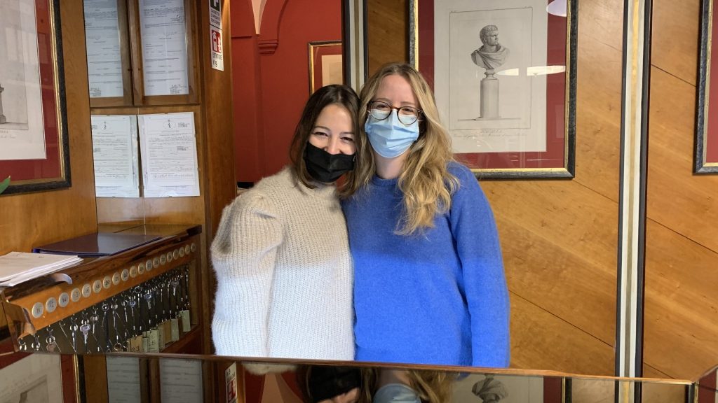Två flickor med munskydd.